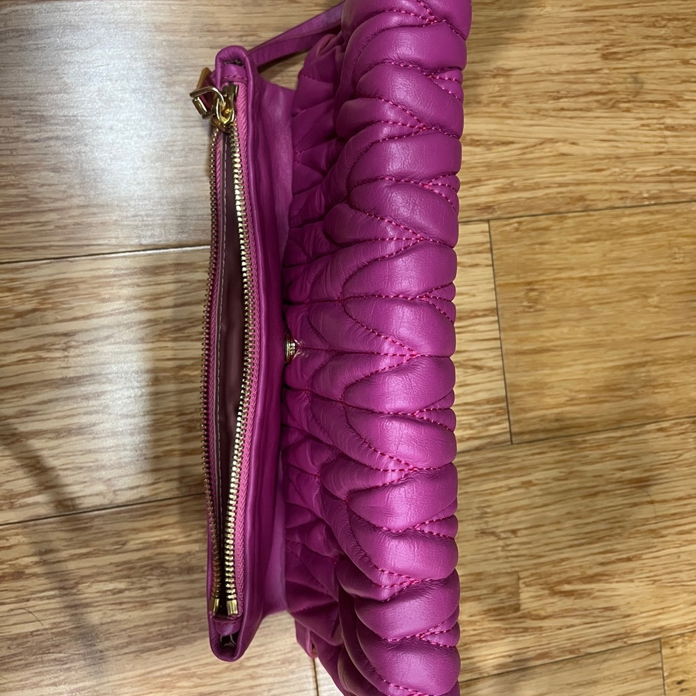 Miu Miu Pink Leather clutch bag with snap closure, zipped deep flap pocket. - Picture 11 of 14